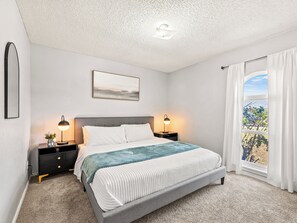3 slaapkamers, een bureau, een strijkplank/strijkijzer, reisbedje
