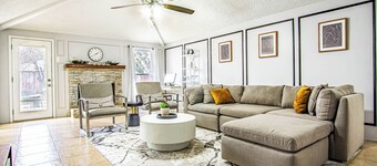 Minutes to Convention center,  family retreat, Pet-Friendly! King bed 