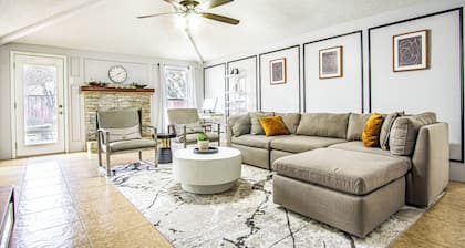 Minutes to Convention center, family retreat, Pet-Friendly! King bed