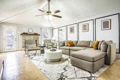 Minutes to Convention center,  family retreat, Pet-Friendly! King bed 