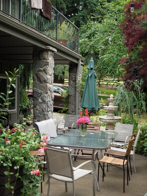 Outdoor dining - Lovely loft apartment (Tualatin)