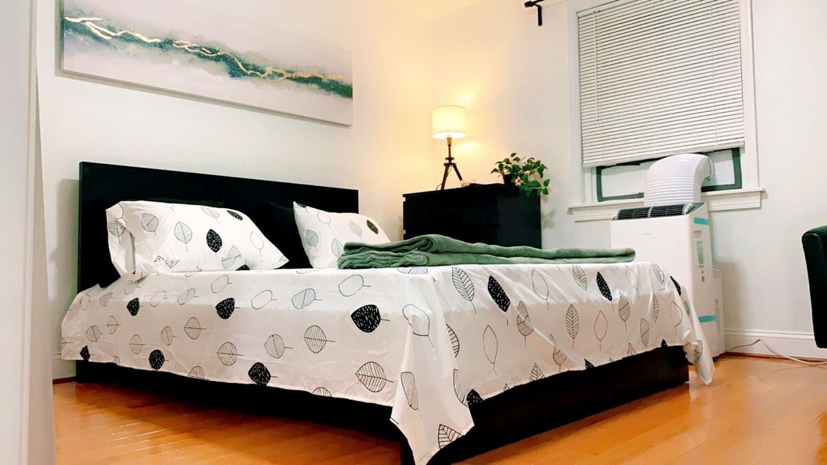 1Bed 1Ba Entire Apt. Dedicated Workstation. FREE Bikes for guests to Explore