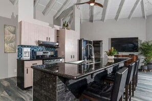 冷蔵庫、電子レンジ、オーブン、コンロ