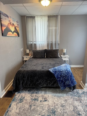 2 bedrooms, iron/ironing board, WiFi, bed sheets - Close to downtown, Hobart college , and beautiful Seneca lake (Geneva)