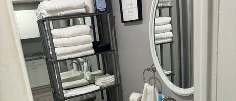 Ein kleines Badezimmer mit Toilette, Waschbecken und Handtuchhalter.