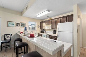 Jääkaappi, mikroaaltouuni, uuni, kahvin-/teenkeitin