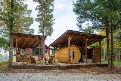 Romantic Treehouse w/ Sauna, Hot Tub & Pickleball!