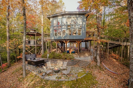 Outdoor dining. Romantic Treehouse w/ Sauna, Hot Tub, & Fire Pits!