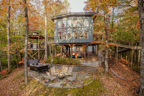 Romantic Treehouse w/ Sauna, Hot Tub, & Fire Pits!