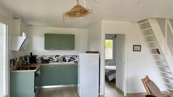 JÀÀkaappi, mikroaaltouuni, uuni, liesi