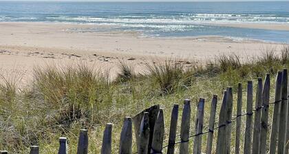 Nouveau, Adorable maison dans un grand jardin bordé de pins, à cÎté de la plage.