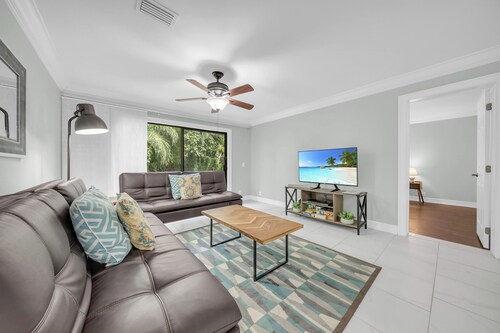 Fully Furnished Condo near Tin City & 5th Avenue