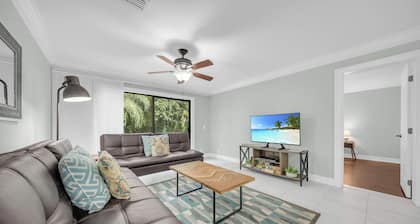 Fully Furnished Condo near Tin City & 5th Avenue