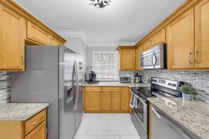 冷蔵庫、電子レンジ、オーブン、コンロ