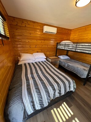 1 bedroom, WiFi, bed sheets - Camping Cabins at the Red Desert RV Park (Moab)