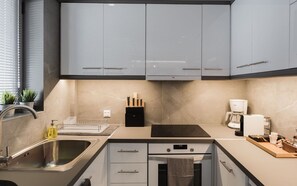 Réfrigérateur, micro-ondes, four, plaque de cuisson
