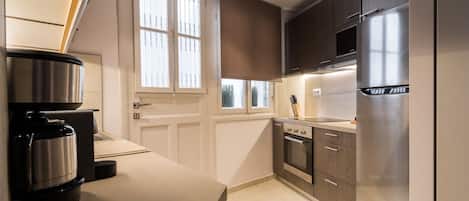 ثلاجة، فرن، موقد طهي مسطح، غسالة أطباق