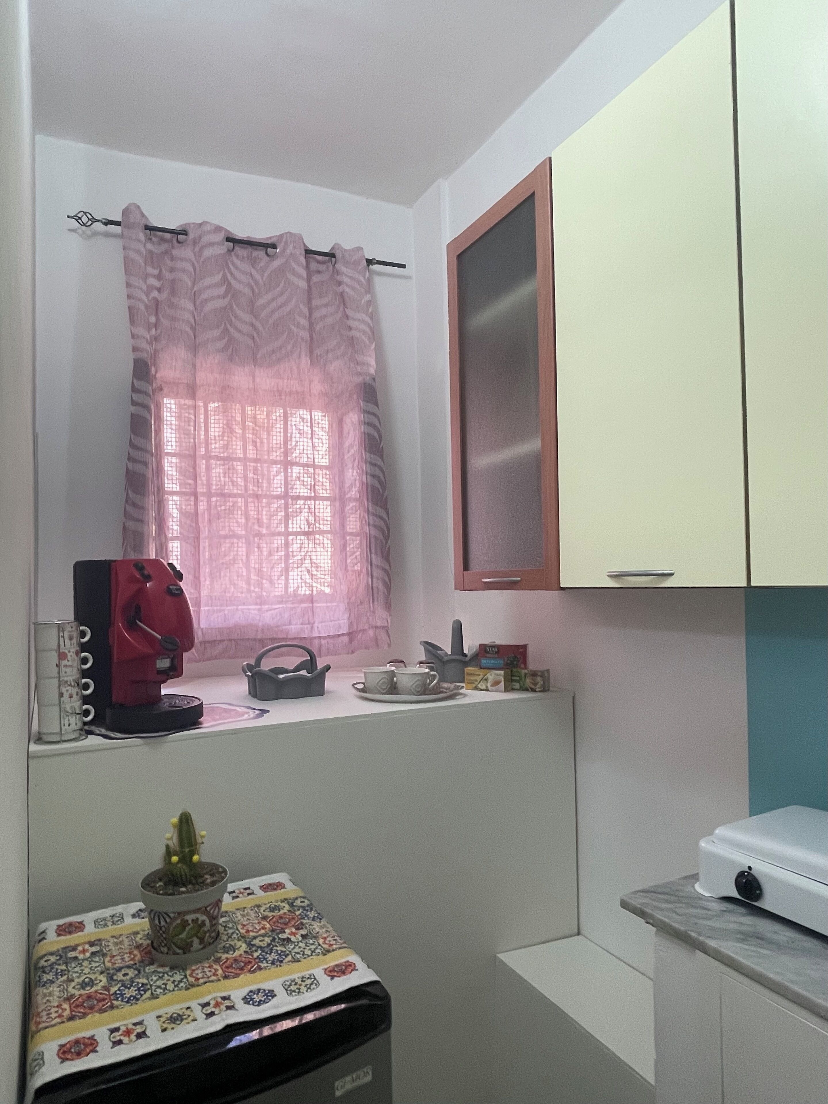 Frigorifero, piano cottura, bollitore elettrico