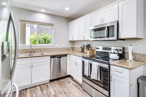 3 Mi to Downtown Reno: Charming Condo w/ Patio