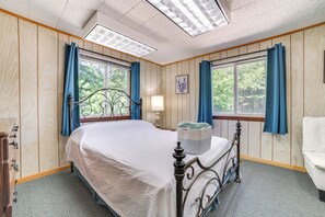 5 bedrooms, desk, Internet, bed sheets