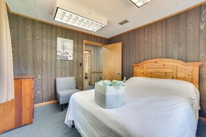 5 bedrooms, desk, internet, bed sheets
