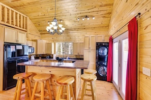 Kylskåp, mikrovågsugn, spishäll och diskmaskin