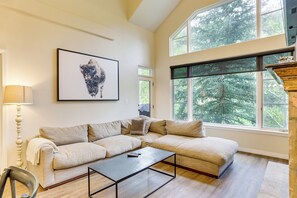 TV, fireplace - Walk to Lift: Arrowhead Ski Condo w/ Pool Access! (Edwards)