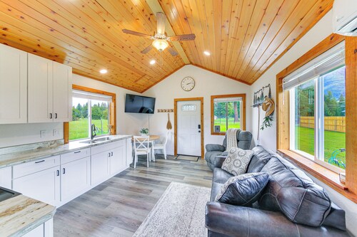 Peaceful Bonners Ferry Cabin w/ Deck & Mtn Views!