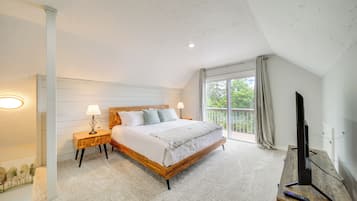3 bedrooms, desk, iron/ironing board, travel cot