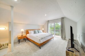 3 bedrooms, desk, iron/ironing board, travel crib