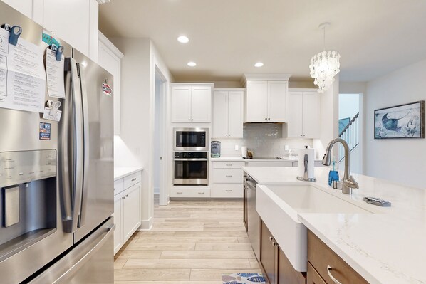 Fridge, microwave, oven, stovetop - Walk to ice cream, mini-golf, excellent restaurants, close to bike trails & golf (Ocean View)