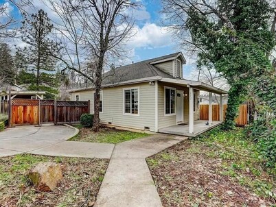 Charming Downtown Cottage