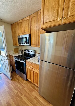 Kylskåp, mikrovågsugn, ugn och spishäll