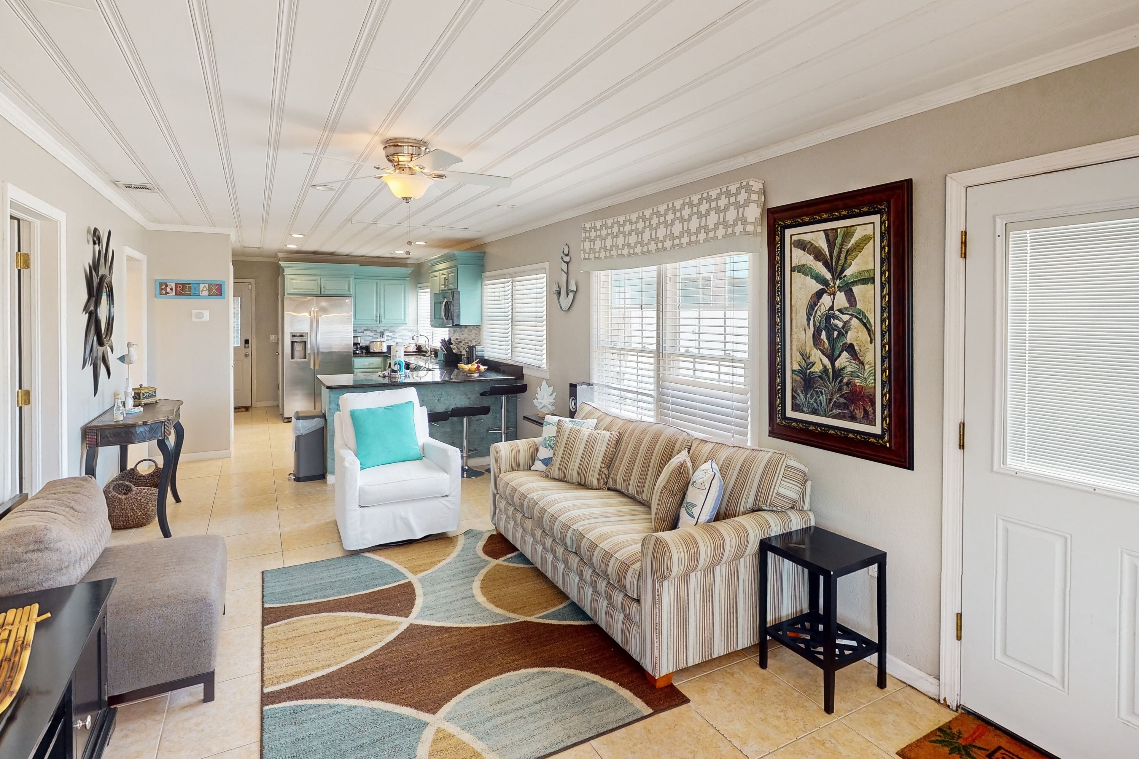 Sun-soaked cottage near the beach, AC, W/D, WiFi