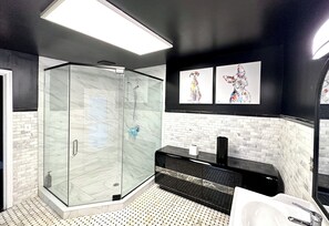 Dusche, Handtücher, Seife, Shampoo
