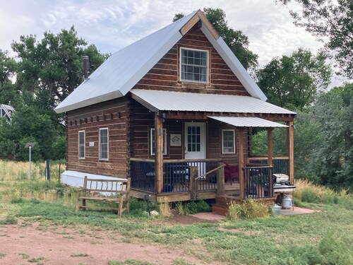 Charming Creekside Cabin next to 4 Mile Creek with mountain views. Dog friendly!