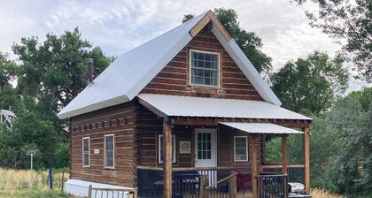 Charming Creekside Cabin next to 4 Mile Creek with mountain views. Dog friendly!