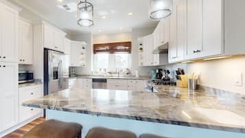 Kylskåp, mikrovågsugn, ugn och spishäll