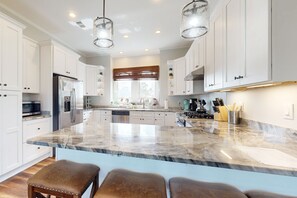 冷蔵庫、電子レンジ、オーブン、コンロ