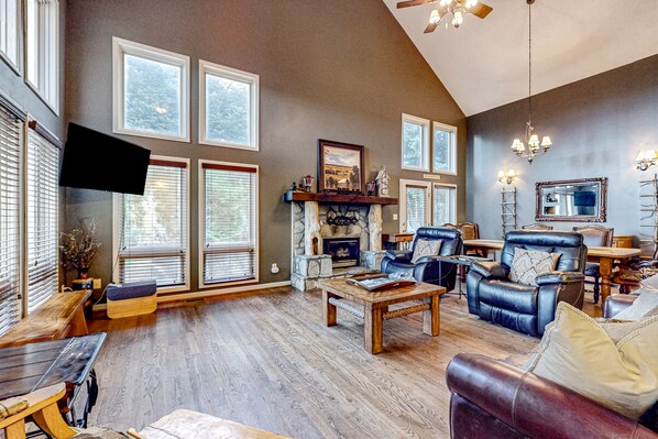 Una televisión, una chimenea