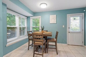 Dining - New Convenient Hub near NCSU & Downtown Raleigh

 (Raleigh)