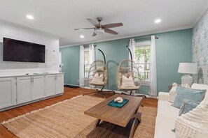 Living area - New Convenient Hub near NCSU & Downtown Raleigh
(Raleigh)