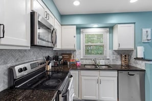 Fridge, microwave, oven, stovetop - New Convenient Hub near NCSU & Downtown Raleigh

 (Raleigh)
