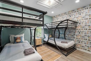 4 bedrooms, desk, iron/ironing board, WiFi - New Convenient Hub near NCSU & Downtown Raleigh

 (Raleigh)