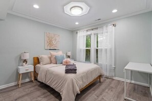 4 habitaciones, escritorio, tabla de planchar con plancha y wifi