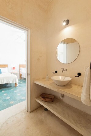 Comfort Room, 2 Double Beds | Bathroom | Hair dryer, towels, soap, shampoo - Casa Itza (Mérida)