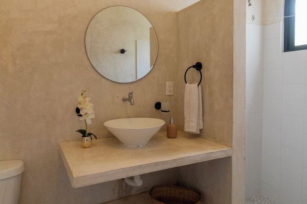 Family Room, 2 Double Beds | Bathroom | Hair dryer, towels, soap, shampoo