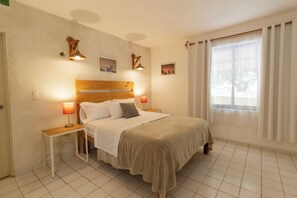 Rom – comfort, 1 queensize-seng | Skrivebord, skrivebord for bærbar PC og strykejern/-brett