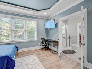 5 soverom, skrivebord, strykejern/-brett og reiseseng for barn