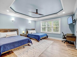 5 habitaciones, escritorio y tabla de planchar con plancha 